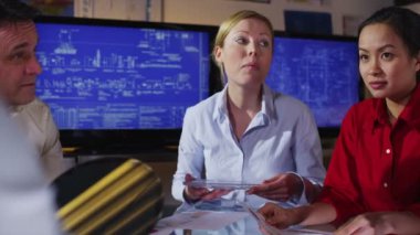 çekici kadın mimar ya da mühendis bir iş toplantı