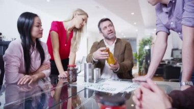 dinamik genç pazarlama ekibi bir toplantıda beyin fırtınası