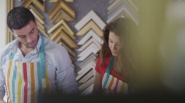 Satış görevlileri birlikte sohbet