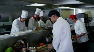 Genç stajyer Şef veya ticari mutfak işçisi portresi