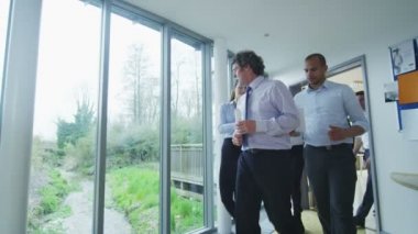 büyük şirketin patronu boyunca yürüyüş ve talimatları veren