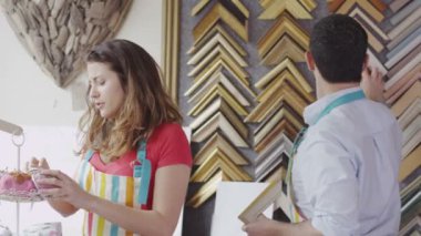 Satış Görevlileri çalışma tartışmak