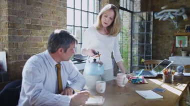 Karısı onu koca bardak çay yapar