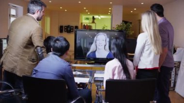 Genç profesyonel iş takım video seslenmek yolu ile bir toplantıda