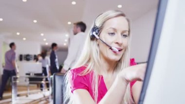 Genç yaratıcı profesyonel çalışan istemcileri yoluyla başlı takım ile liaises.