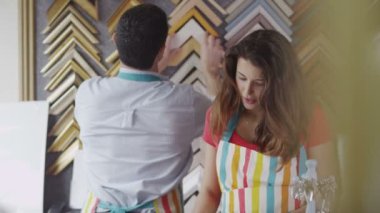 Satış görevlileri birlikte sohbet