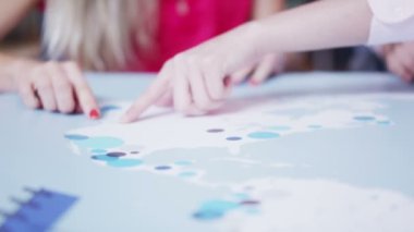 Dünya Haritası inceleyerek küresel iş takım