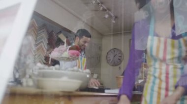 Satış görevlileri müşteri hizmet vermekteyiz