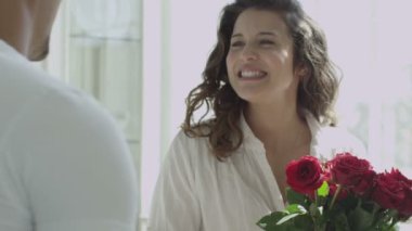 Evde birlikte rahatlayan bir çift.