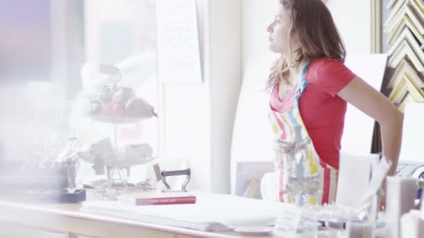 Shopkeeper takes off her apron — Stock Video