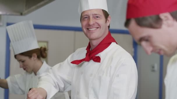 Retrato de um chef macho feliz em uma cozinha comercial — Vídeo de Stock