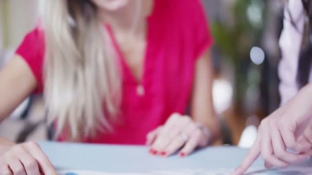 Équipe commerciale mondiale examinant une carte du monde 