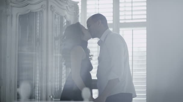 Пара поцелуев в стильной квартире — стоковое видео