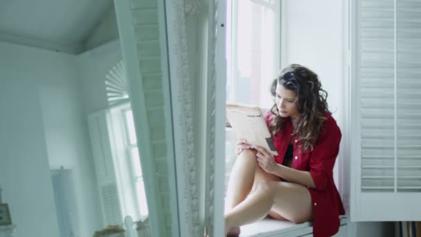 Mulher relaxante em seu elegante apartamento — Vídeo de Stock