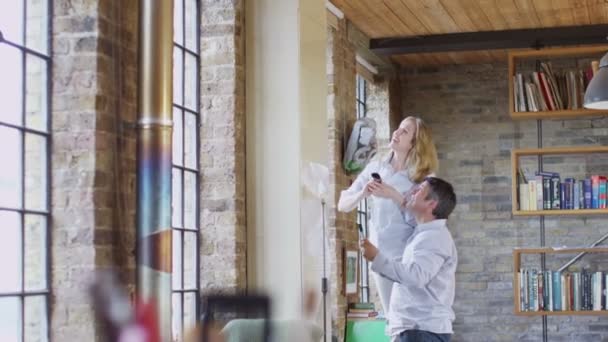 Paar arbeitet bei Renovierung von Haus zusammen — Stockvideo
