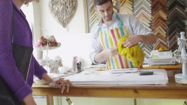 Vrouwen zijn samen winkelen — Stockvideo