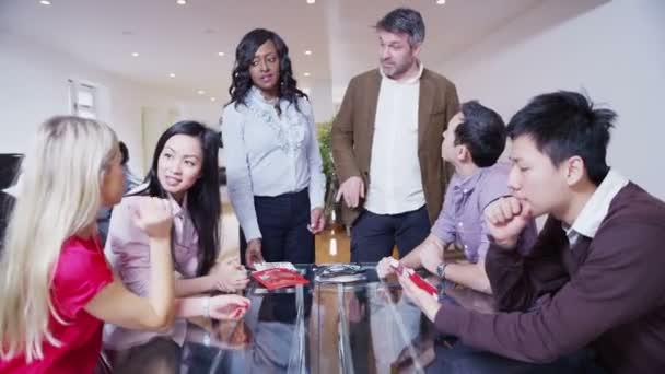 Dynamische jonge team marketing zijn brainstormen tijdens een vergadering — Stockvideo