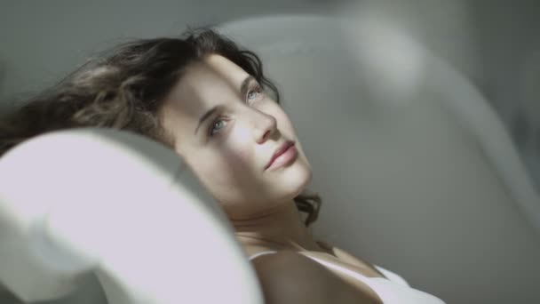 Bruneta model în boudoir — Videoclip de stoc