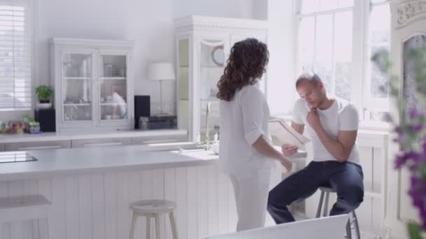 Casal desfrutando de manhã cedo — Vídeo de Stock