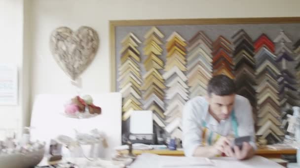 Les femmes entrent dans une petite boutique 