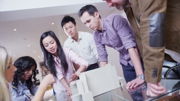 Jeunes architectes dynamiques dans une réunion d'affaires 