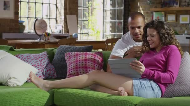 A pár otthon tölti az idejét — Stock videók