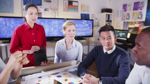 Beautiful asian businesswoman giving a presentation to her colleagues — Stock Video