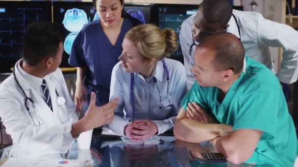 Gruppe von Kollegen bei einem medizinischen Treffen diskutieren die Röntgenergebnisse eines Patienten — Stockvideo