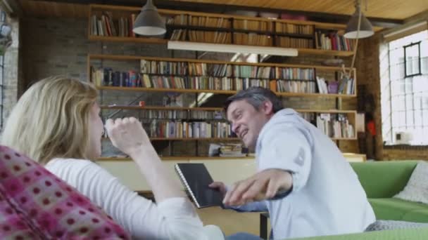 Oudere paar ontspannen thuis — Stockvideo