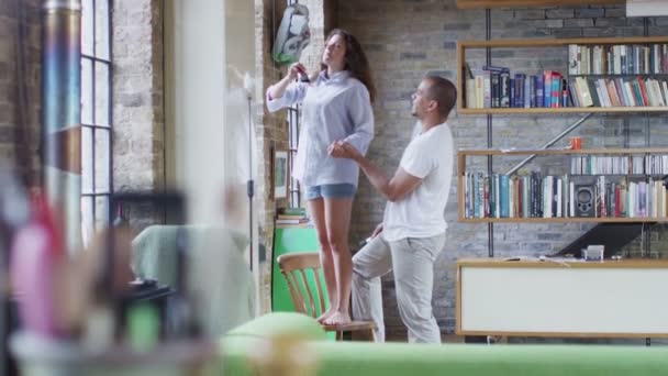 Couple travaillant à la rénovation de la maison — Video