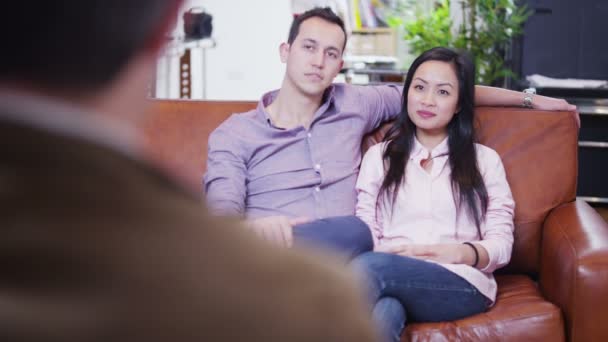 Casal jovem atraente em discussão com seu consultor financeiro — Vídeo de Stock