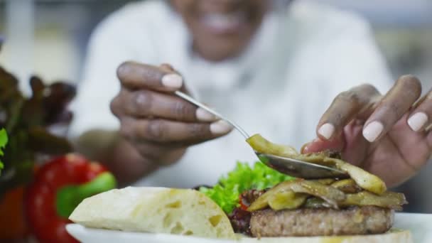 Delicioso plato gourmet se está dando los toques finales por el chef — Vídeo de stock