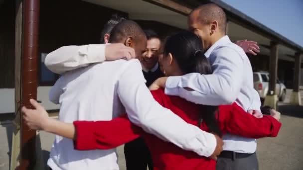 Vrolijke bedrijf team kruipen samen voor een team talk — Stockvideo