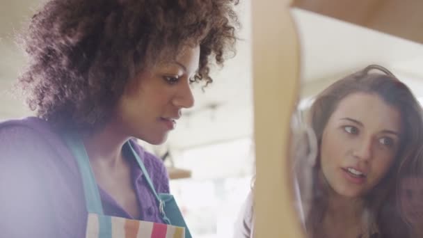 Assistant de vente aide le client 