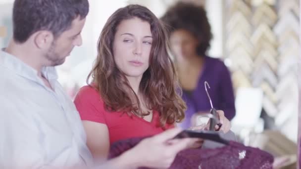 Couple faisant du shopping ensemble 