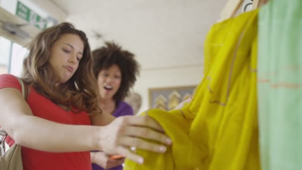 Las mujeres van de compras juntas — Vídeo de stock