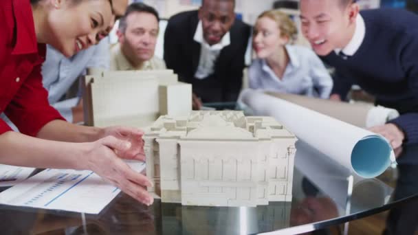 Equipe mixte d'architectes ethniques à la recherche de modèles conceptuels de nouveaux développements 