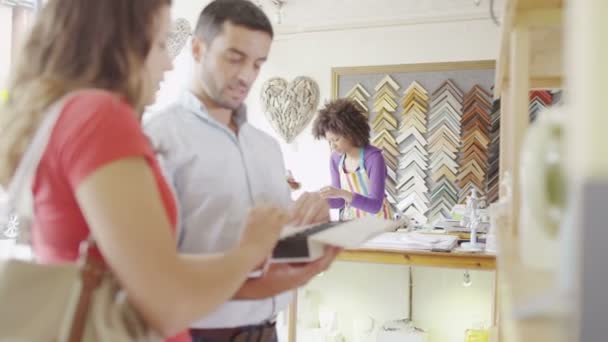 Pareja están de compras juntos — Vídeos de Stock