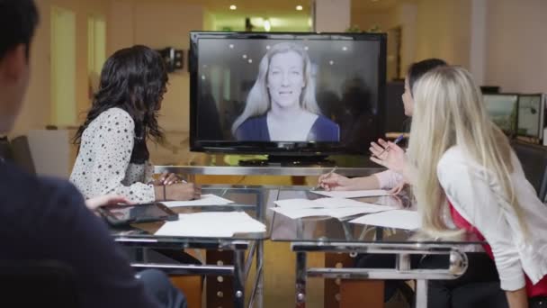 Молода професійна бізнес команда на зустрічі за допомогою відеодзвінка — стокове відео