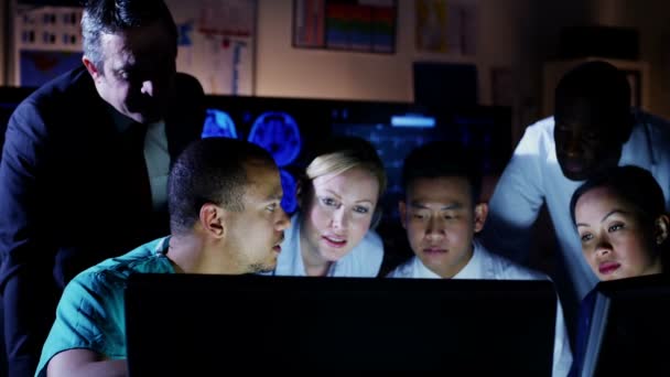 Diverso grupo de profesionales médicos que trabajan juntos hasta altas horas de la noche — Vídeos de Stock