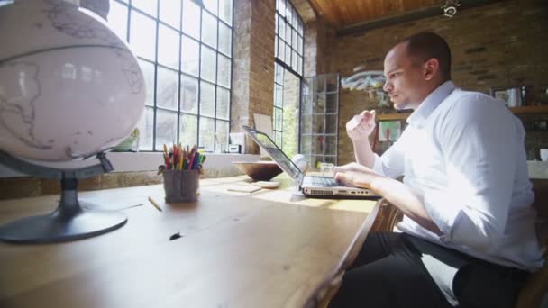 Man som arbetar på bärbar dator — Stockvideo