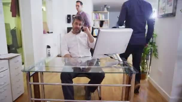 Business people in a light and modern open plan office space — Stock Video