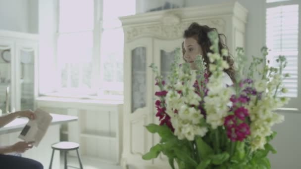 Kadın düzenleyerek kenarındaki çiçek dolu vazolar — Stok video
