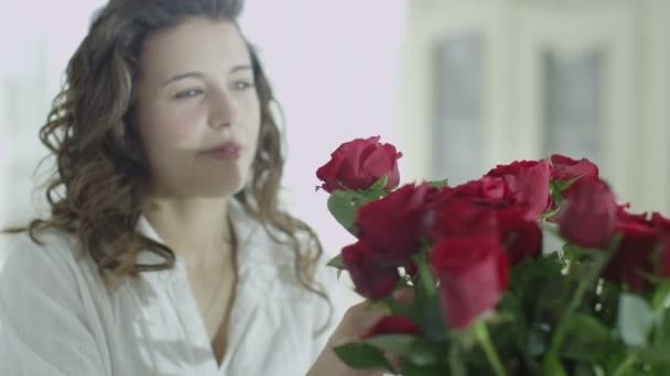 žena uspořádáním váza růží