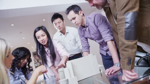 Jeunes architectes dynamiques dans une réunion d'affaires 