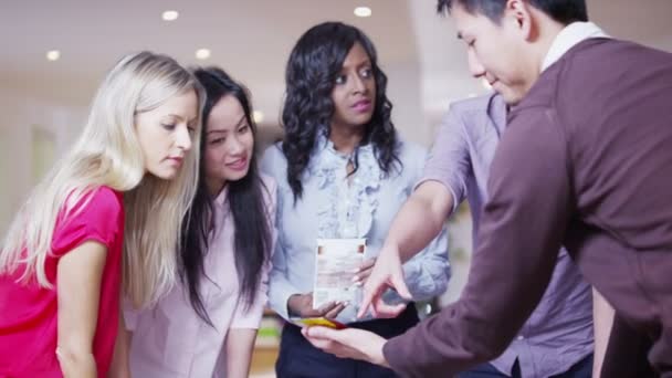 Une jeune équipe marketing dynamique fait un brainstorming lors d'une réunion 