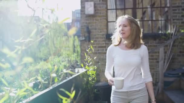 Frau genießt Moment im Garten — Stockvideo