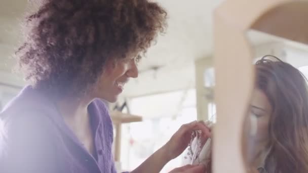 Les femmes font du shopping ensemble 