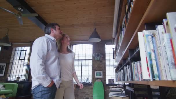 Couple moderne choisissant un livre — Video