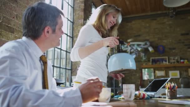 Esposa faz seu marido xícara de chá — Vídeo de Stock